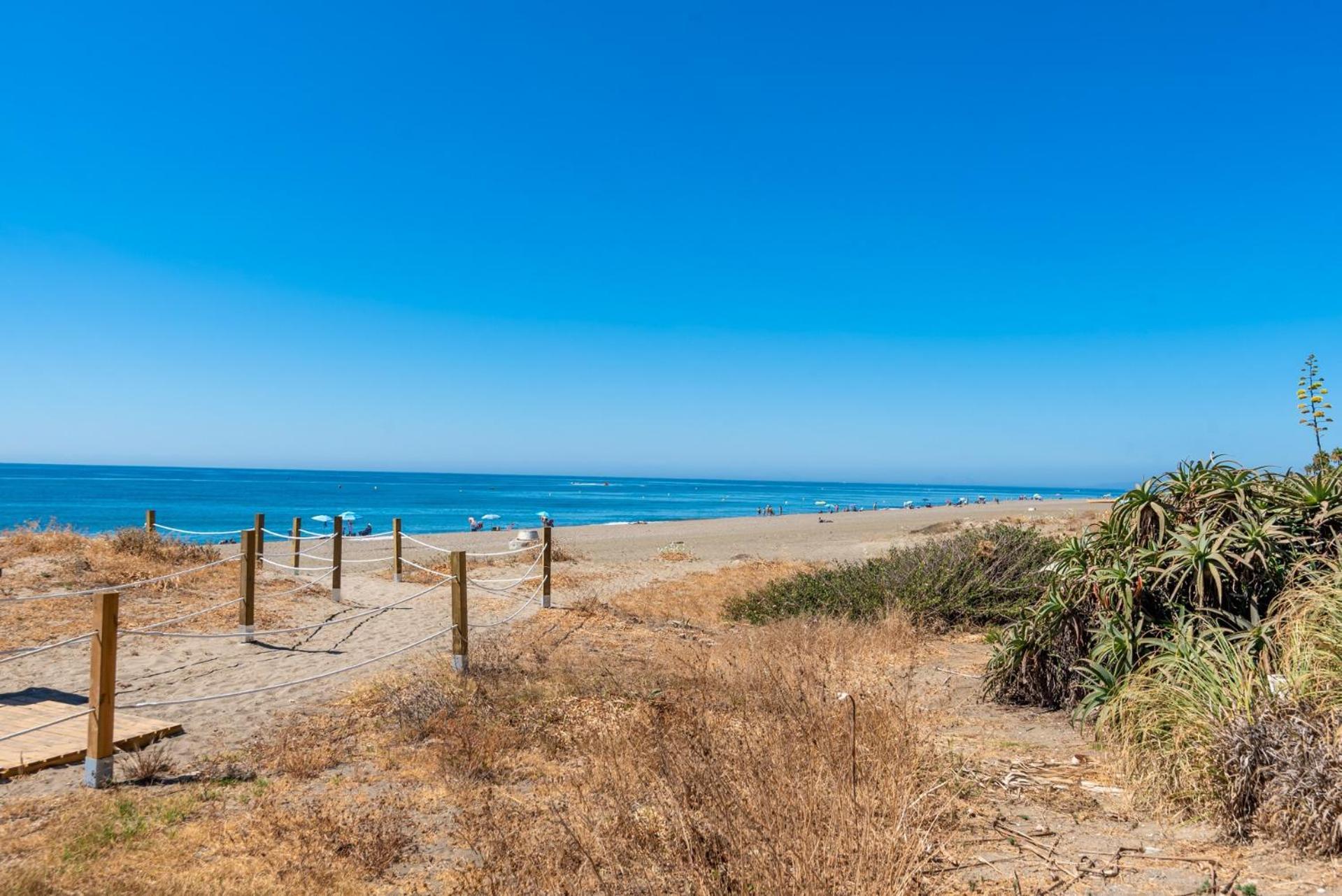 Exceptional Beachfront Complex With Pool In Costalita, Естепона Екстериор снимка